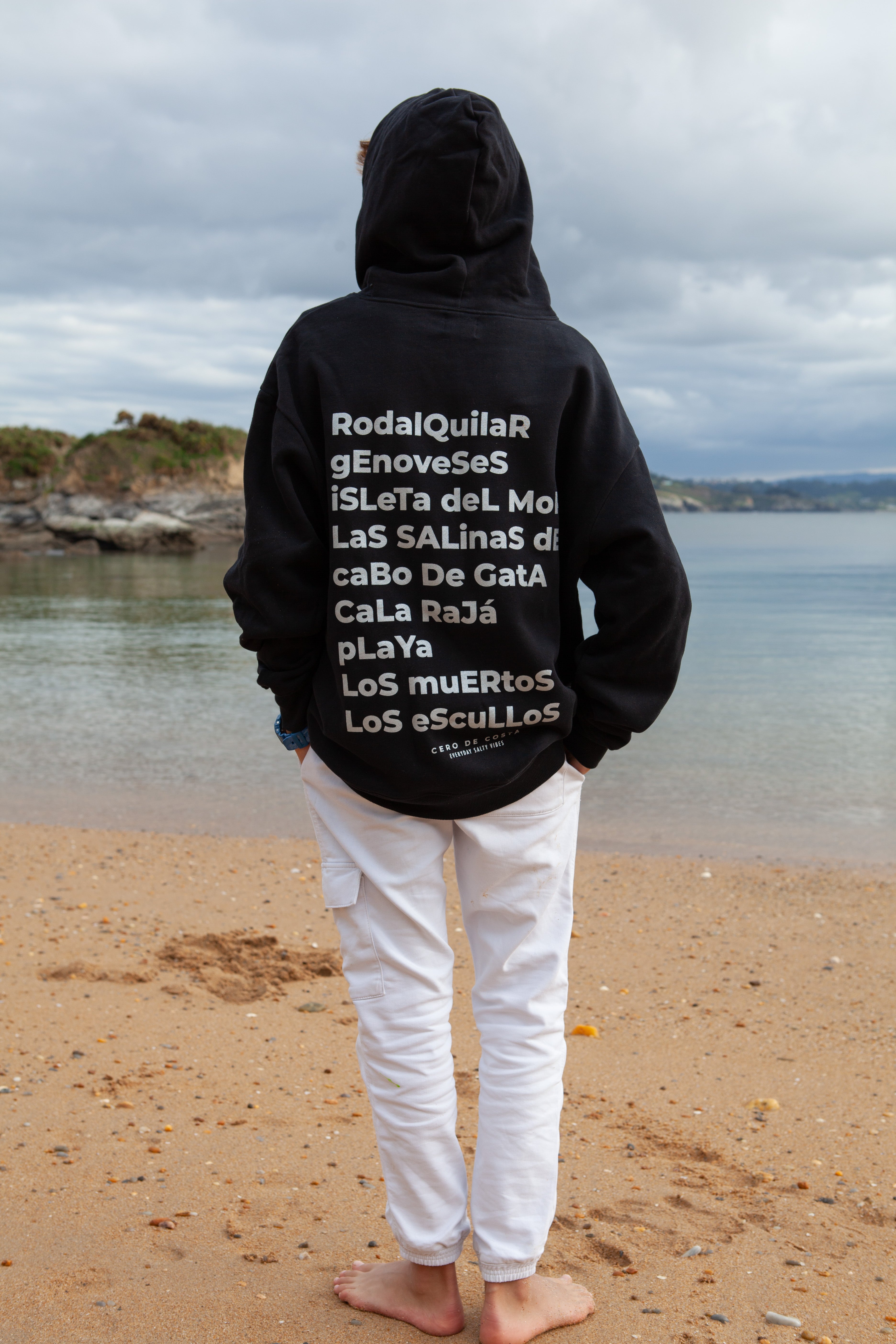 SUDADERA NEGRA/PLATA “ALMERÍA” CON CAPUCHA